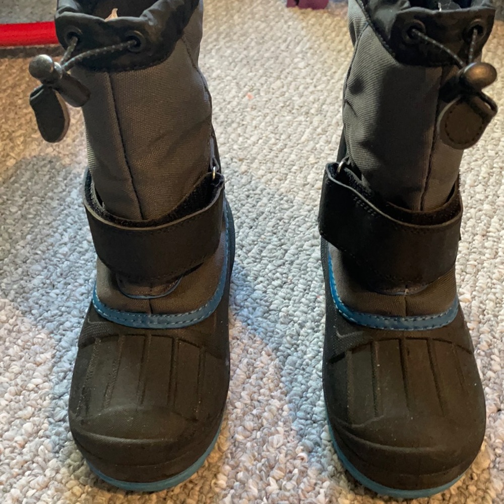 Black & gray snow boots